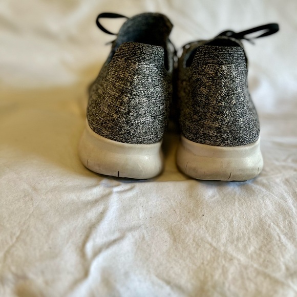 👟🌸GUC Nike Sneakers, black, grey and white, size 10.5 - Picture 4 of 14